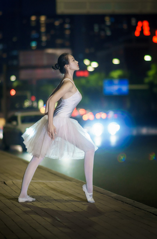 熊猫体育下载-球场“王者之战”：顶级豪门的巅峰对决，王者之战什么意思