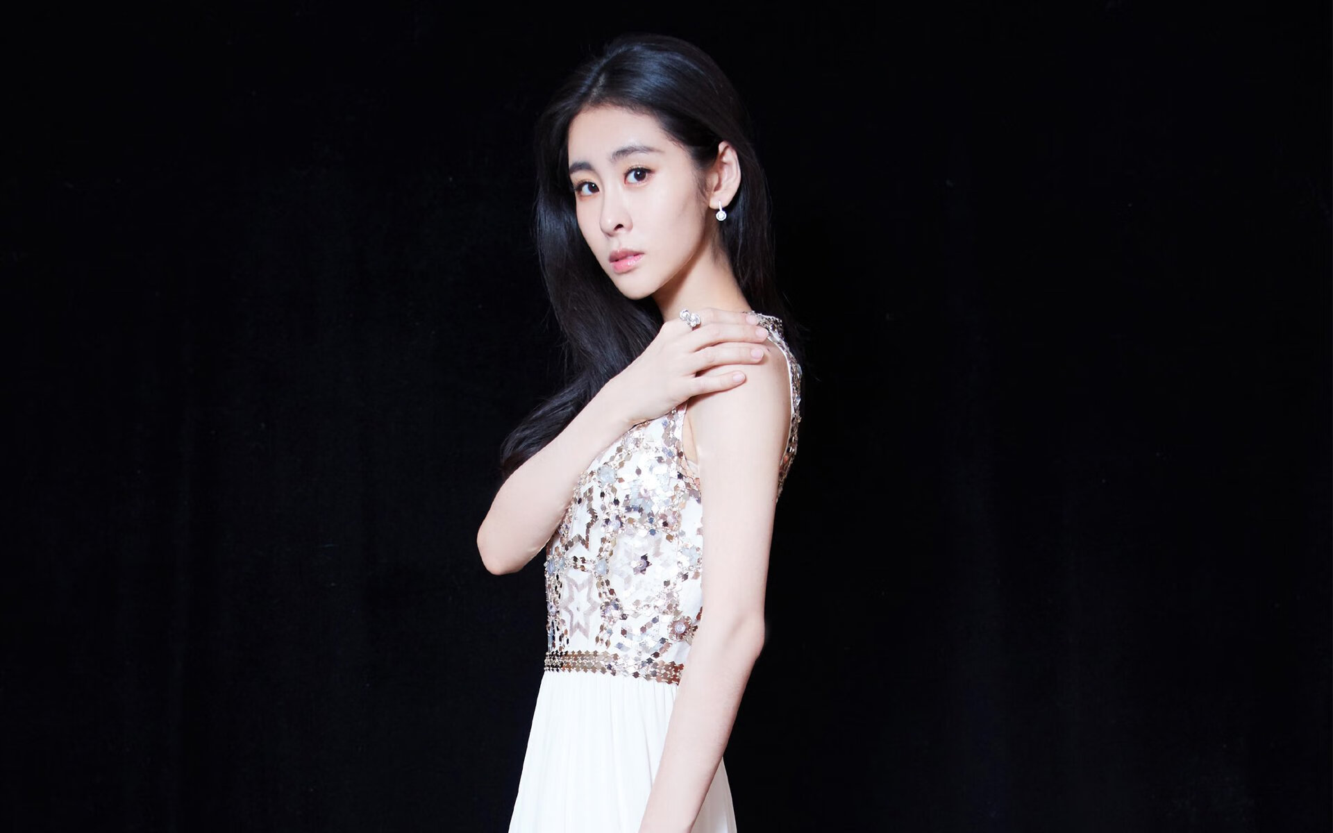 中国足球国家队强化中后场防守协同机制,足球中后卫防守技巧一对一视频